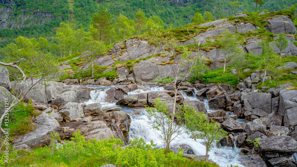 Wasserfall im Naturparadies Eidslandet in Norwegen
