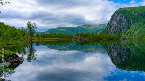 Bergsee im Naturparadies Eidslandet in Norwegen
