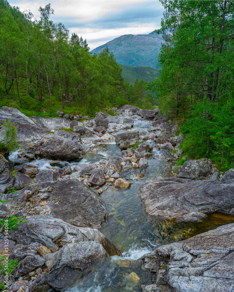 Wasserfall im Naturparadies Eidslandet in Norwegen