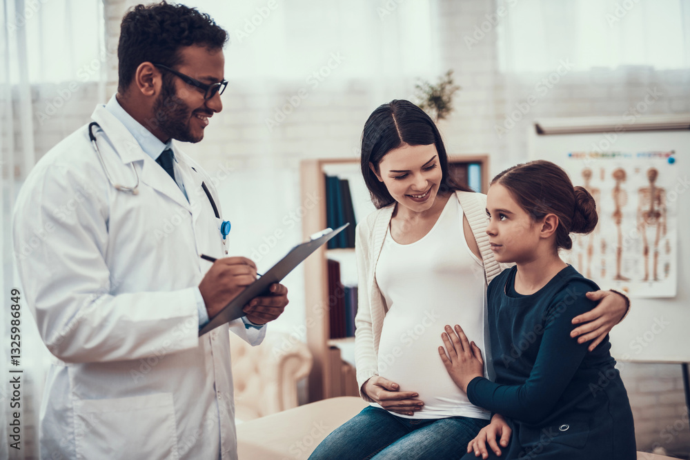 Obraz premium Indian doctor seeing patients in office. 