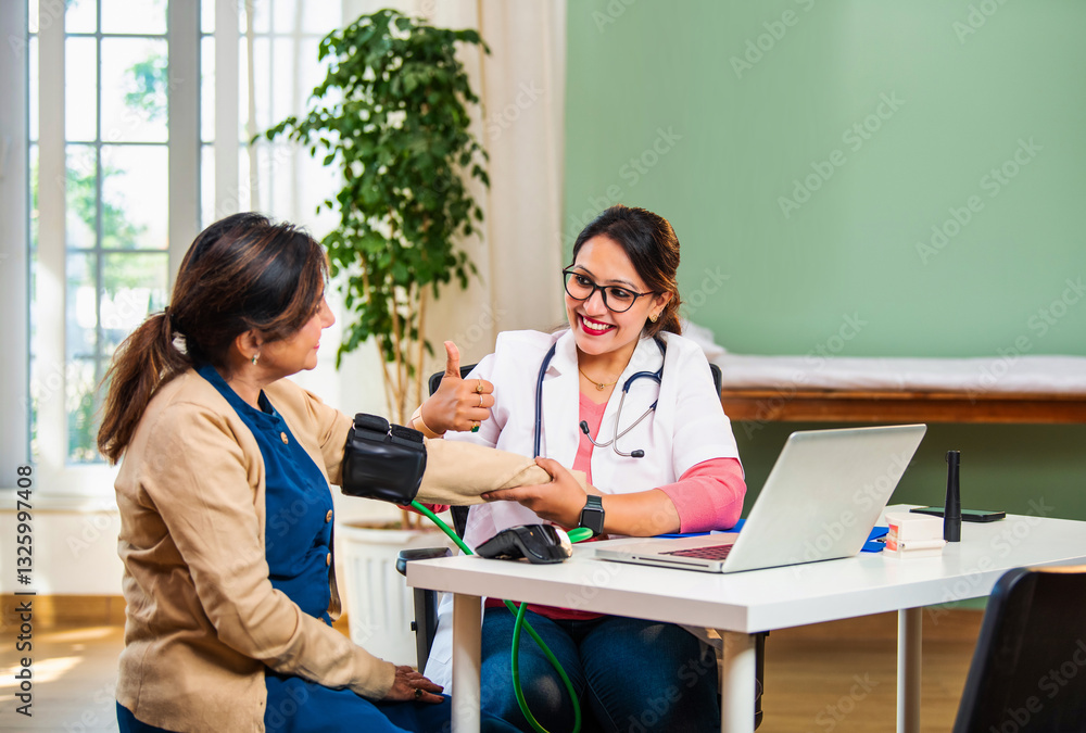Obraz premium Young female doctor measuring blood pressure of elderly patient in clinic, discussing health issues