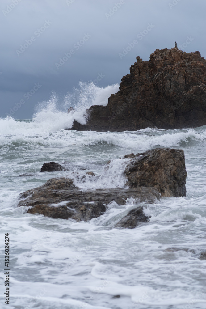 Obraz premium 嵐で荒れた危険な海