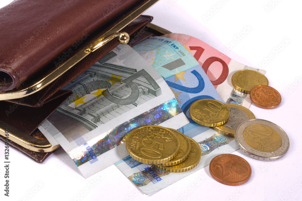 Eine Geldbörse mit einigen Euroscheinen und Euromünzen
