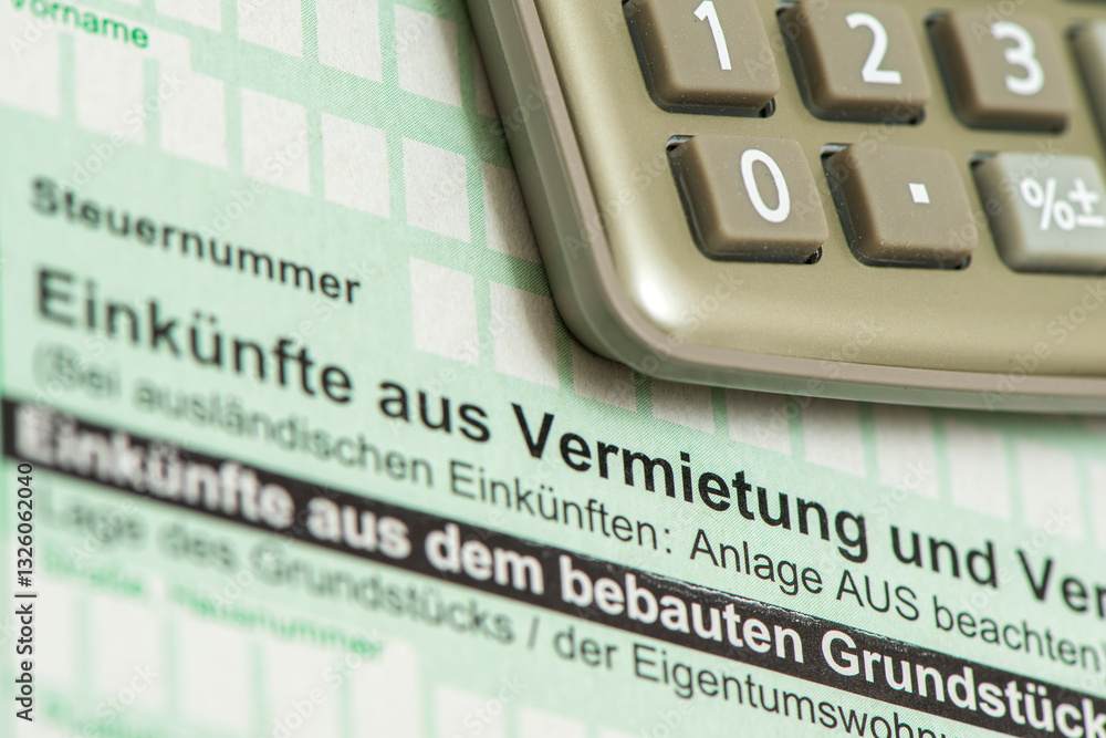 Ein Taschenrechner liegt auf einem Formular zur Steuererklärung über Einkünfte aus Vermietung und Verpachtung