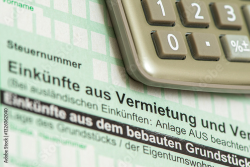 Obraz na płótnie Ein Taschenrechner liegt auf einem Formular zur Steuererklärung über Einkünfte aus Vermietung und Verpachtung w salonie