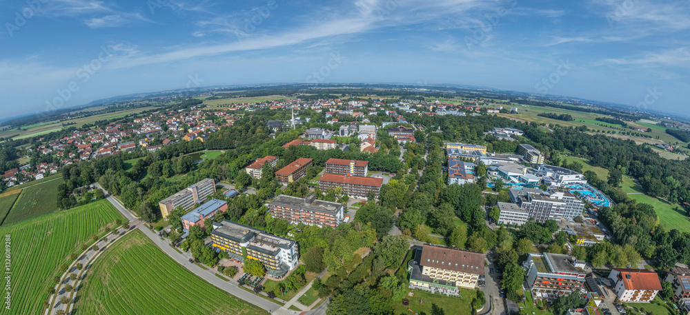 Fototapeta premium Bad Füssing, Kurort und Thermalbad in der bayerischen Grenzregion zu Oberösterreich im Luftbild 