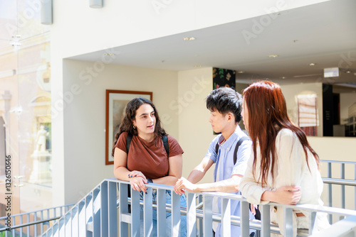 階段の踊り場で話す大学生の男女