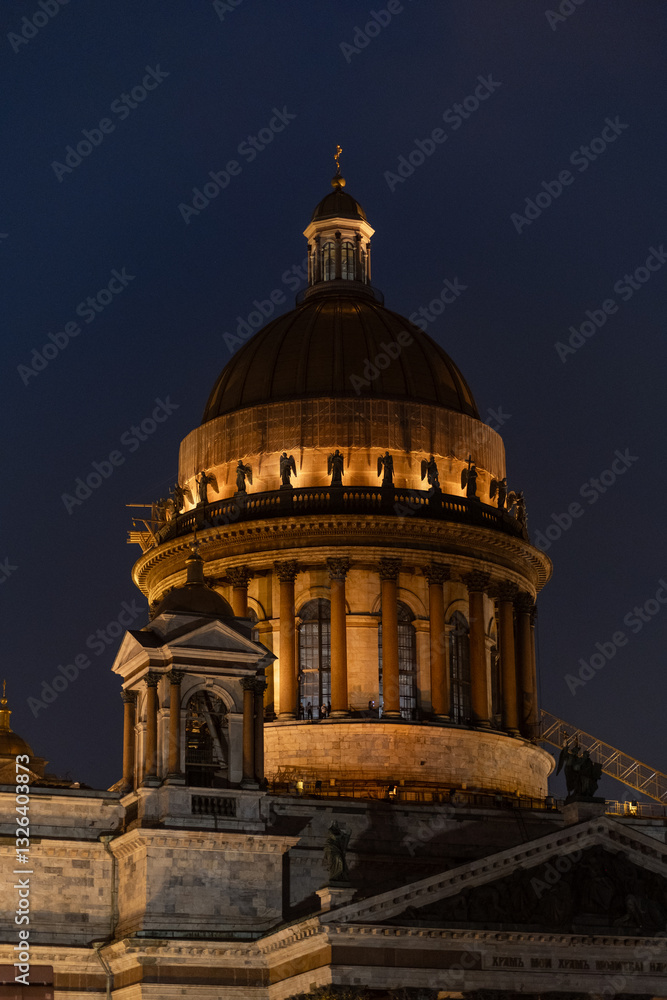 Obraz premium A mesmerizing night shot of St. Isaacs Cathedral in Saint Petersburg