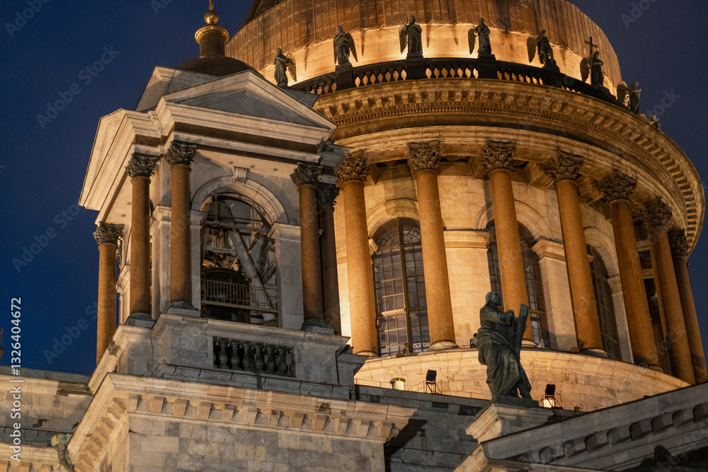Obraz premium Majestic St. Isaac's Cathedral glowing at night in Saint Petersburg, Russia.