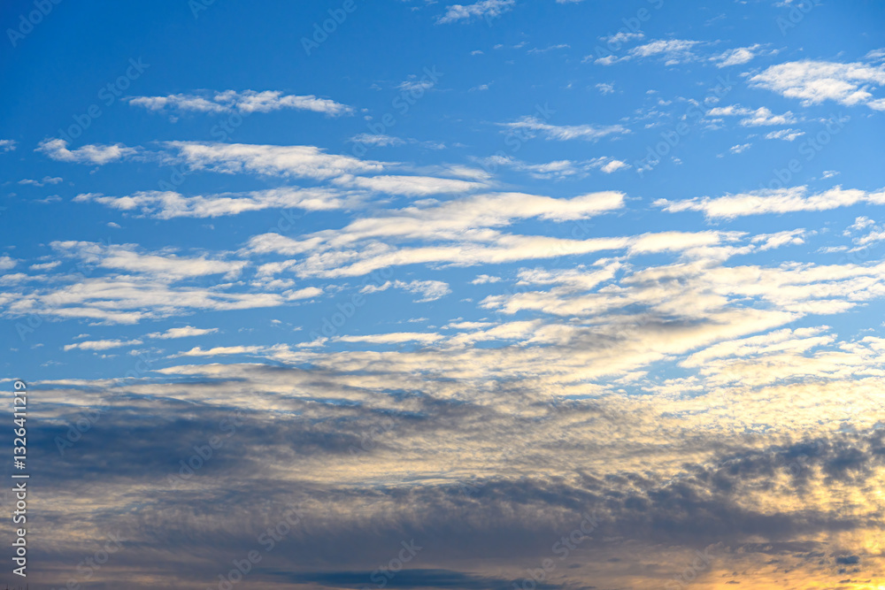 Obraz premium Gold colored light behind clouds of a morning sky