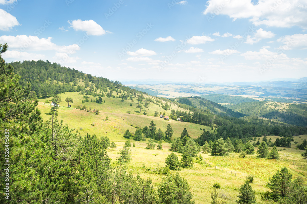 Obraz premium Stunning Mountain Landscape with Trees and Blue Sky