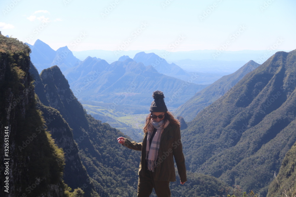 Fototapeta premium mulher no cânion das laranjeiras em Bom jardim da serra, santa catarina