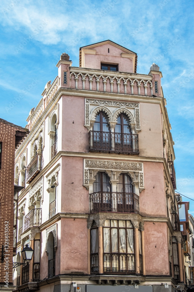 Obraz premium Facade of a building with two balconies and a Mudejar-style viewing point in a house in Toledo. Spain