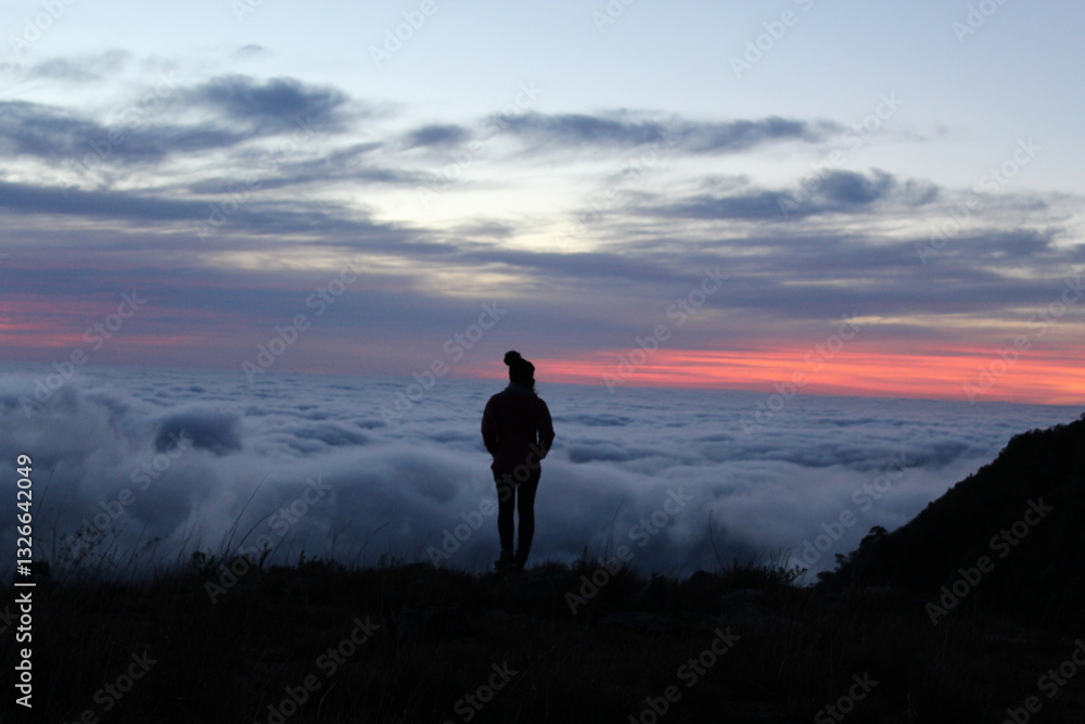 mulher em mirante com mar de nuvens ao amanhecer mulher em mirante com mar de nuvens ao amanhecer