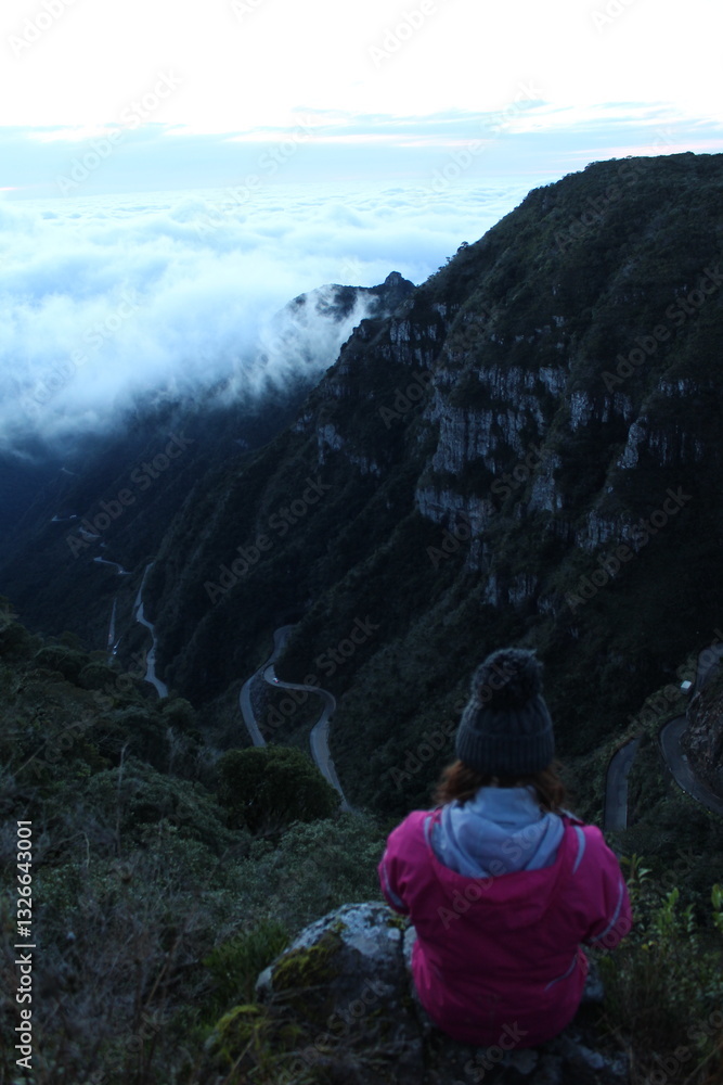 Naklejka premium mulher em mirante com vista para a serra do rio do rastro em santa catarina