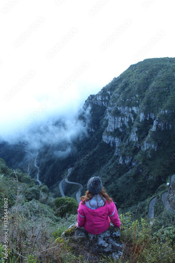 Naklejka premium mulher em mirante com vista para a serra do rio do rastro em santa catarina