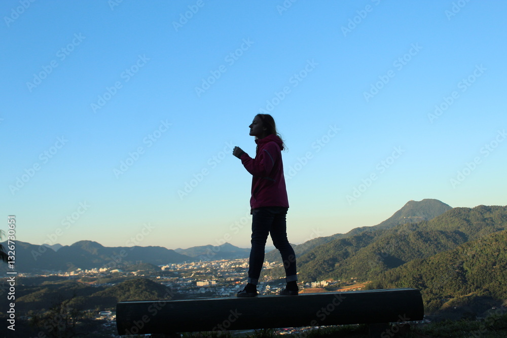 mulher em mirante no pico malwee em jaraguá do sul, santa catarina mulher em mirante no pico malwee em jaraguá do sul, santa catarina