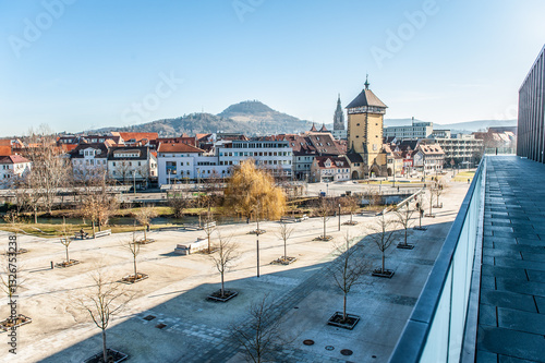 Stadtpanorama Reutlingen mit zentralem Omnibusbahnhof ZOB Tübinger Tor, Achalm, Rathaus und Marienkirche	