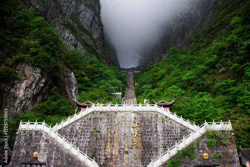Quadro em tela Tianmen Shan cave or Heaven Gate in Tianmenshan Mountain National Forest Park fo