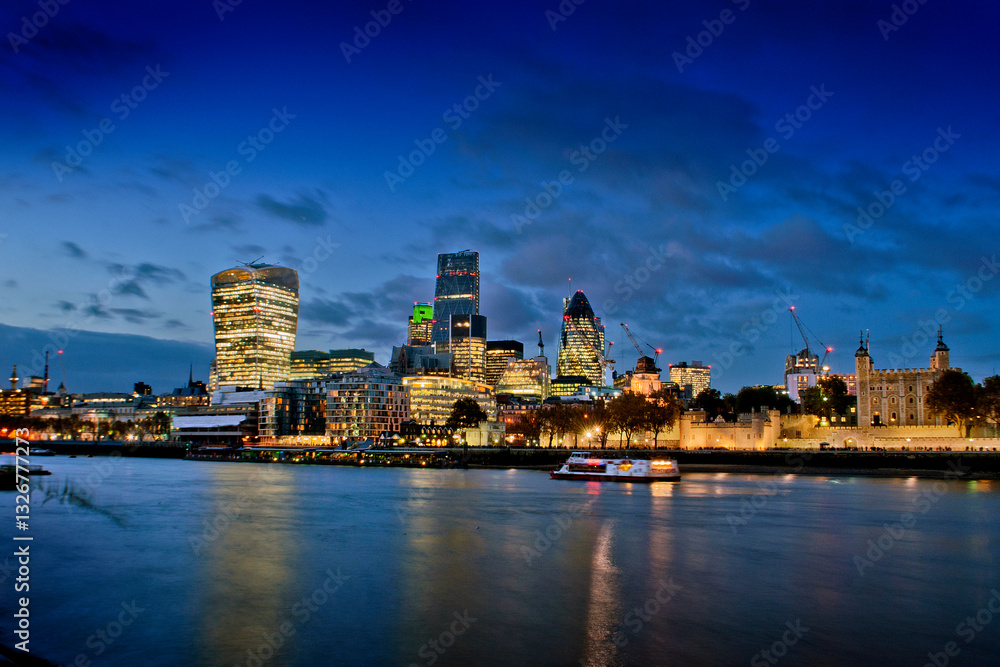 Naklejka premium London Skyline Cityscape At Night
