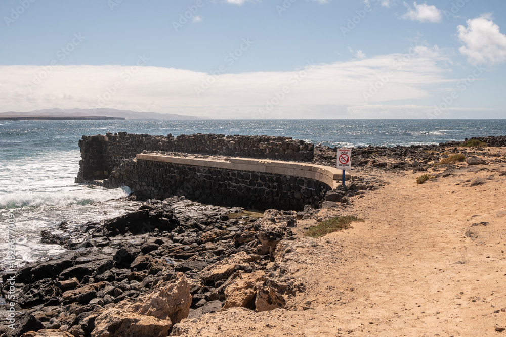 Antiguo muelle de piedra usado para llevar la cal a los barcos. El Cotillo, Fuerteventura