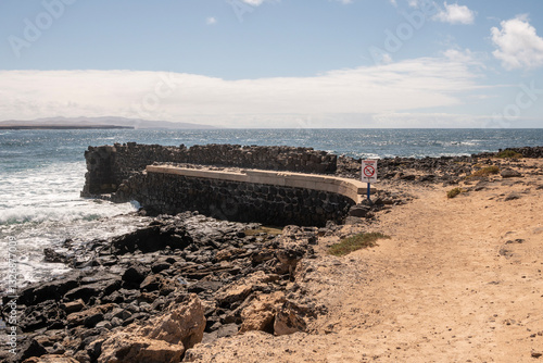 Obraz na płótnie Antiguo muelle de piedra usado para llevar la cal a los barcos. El Cotillo, Fuerteventura w salonie