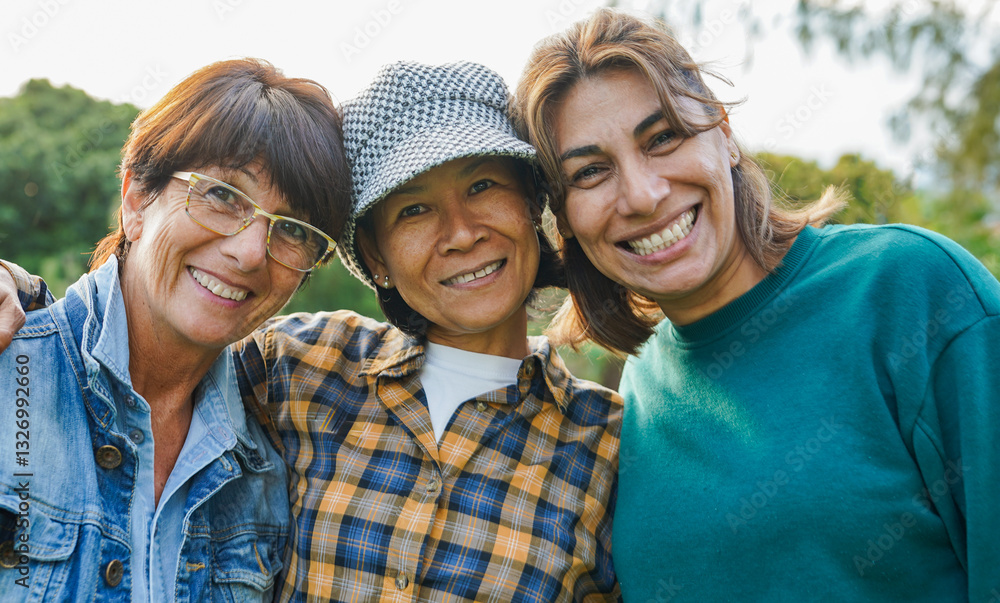 Φωτογραφία Group of multiracial senior women smiling on camera - Diverse ethnic female frie