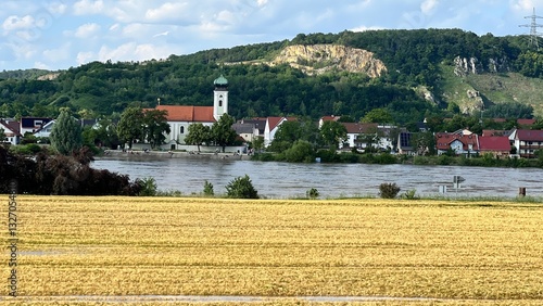 Foto A scenic view of a flooded village and fields near Regensburg, Germany, after heavy rainfall