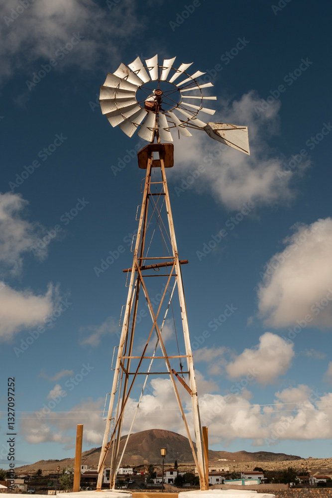 Antiguo Molino de viento en hierro para bombear el agua. Fuerteventura, La Oliva.