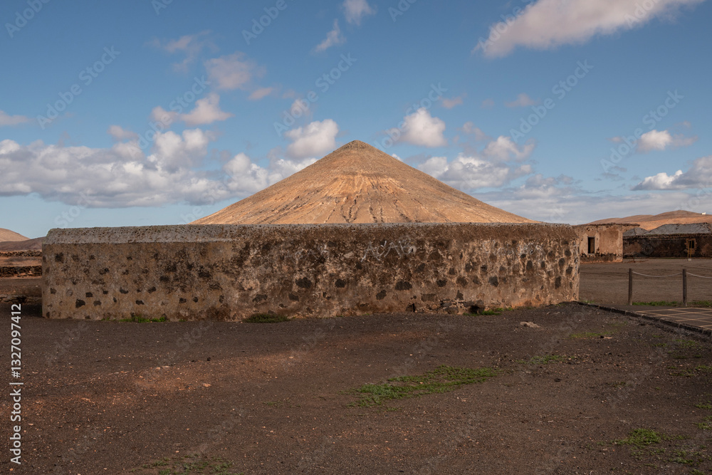 Antiguo aljibe de piedra con muros fortificados para proteger el agua. Fuerteventura, Casa de Los Coroneles, La Oliva.