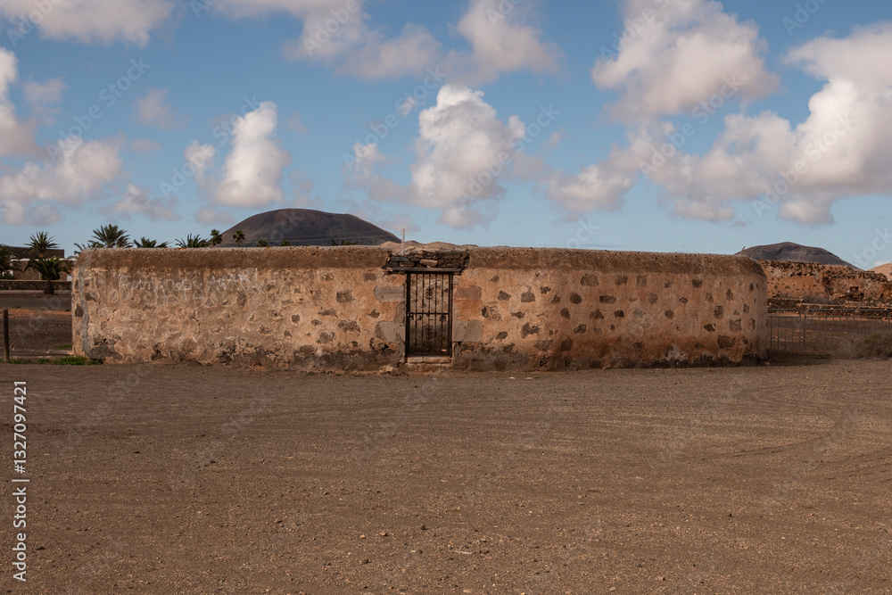 Antiguo aljibe de piedra con muros fortificados para proteger el agua. Fuerteventura, Casa de Los Coroneles, La Oliva.