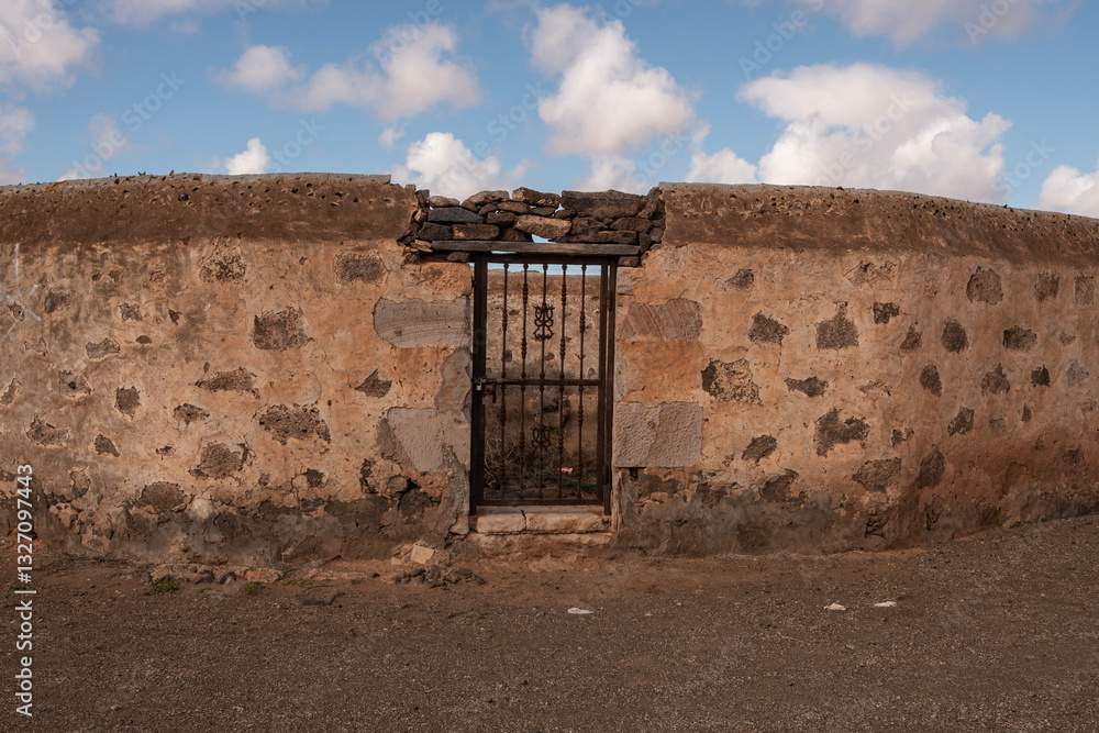 Antiguo aljibe de piedra con muros fortificados para proteger el agua. Fuerteventura, Casa de Los Coroneles, La Oliva.