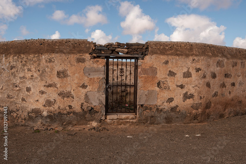 Obraz na płótnie Antiguo aljibe de piedra con muros fortificados para proteger el agua. Fuerteventura, Casa de Los Coroneles, La Oliva. w salonie