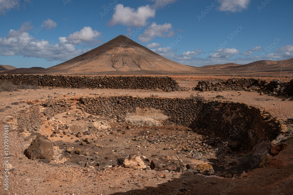 Antiguo aljibe de piedra. Fuerteventura, Casa de Los Coroneles, La Oliva.