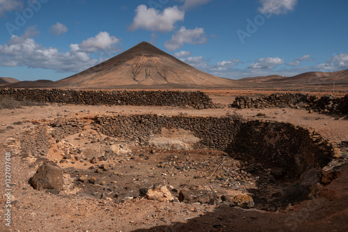 Obraz na płótnie Antiguo aljibe de piedra. Fuerteventura, Casa de Los Coroneles, La Oliva. w salonie