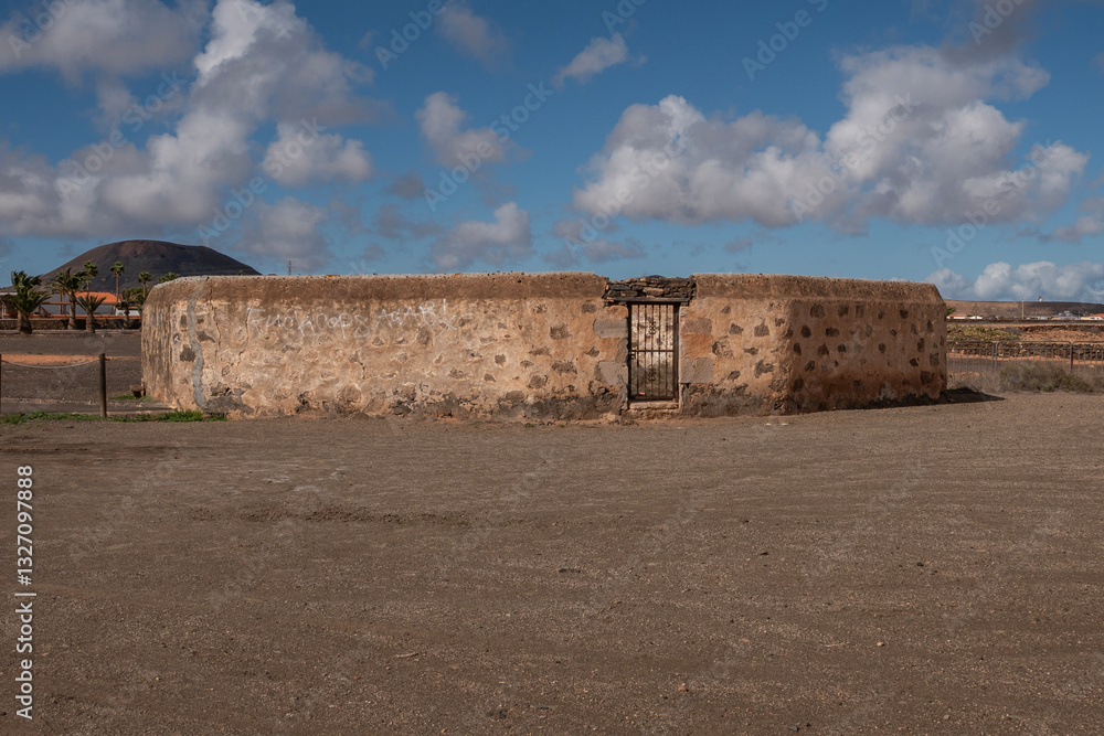 Antiguo aljibe de piedra con muros fortificados para proteger el agua. Fuerteventura, Casa de Los Coroneles, La Oliva.