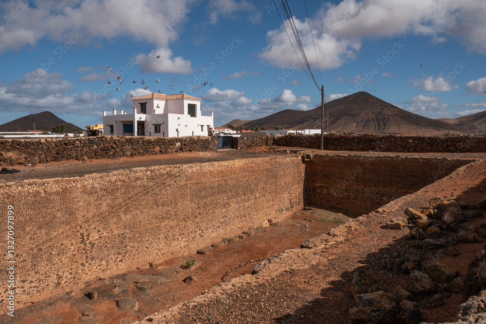 Antiguo aljibe en piedra, en el Pueblo de La Oliva, Fuerteventura.