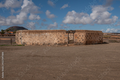 Obraz na płótnie Antiguo aljibe de piedra con muros fortificados para proteger el agua. Fuerteventura, Casa de Los Coroneles, La Oliva. w salonie