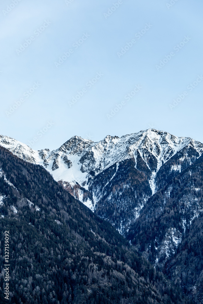 Morgendlicher Start in den neuen Tag bei schönsten Sonnenschein in der Südtiroler Region Sand in Taufers - Südtirol - Italien