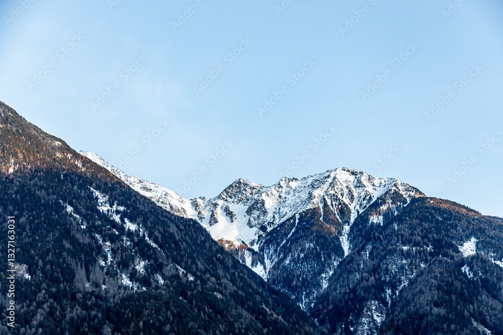 Morgendlicher Start in den neuen Tag bei schönsten Sonnenschein in der Südtiroler Region Sand in Taufers - Südtirol - Italien