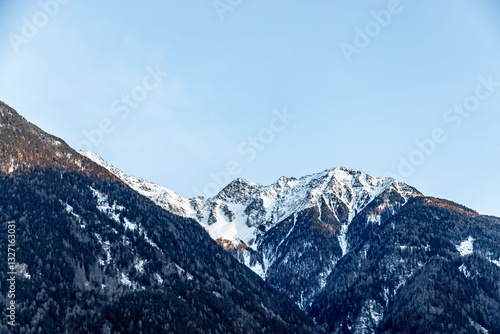 Obraz na płótnie Morgendlicher Start in den neuen Tag bei schönsten Sonnenschein in der Südtiroler Region Sand in Taufers - Südtirol - Italien w salonie