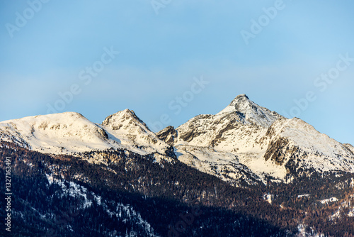 Obraz na płótnie Morgendlicher Start in den neuen Tag bei schönsten Sonnenschein in der Südtiroler Region Sand in Taufers - Südtirol - Italien w salonie