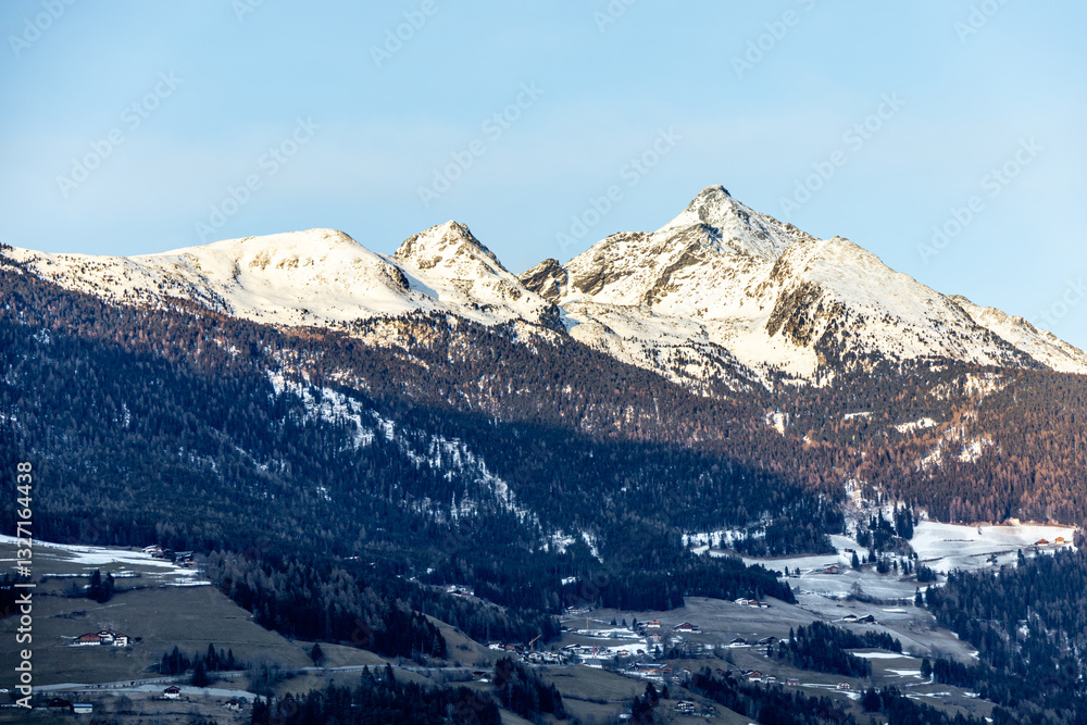 Morgendlicher Start in den neuen Tag bei schönsten Sonnenschein in der Südtiroler Region Sand in Taufers - Südtirol - Italien