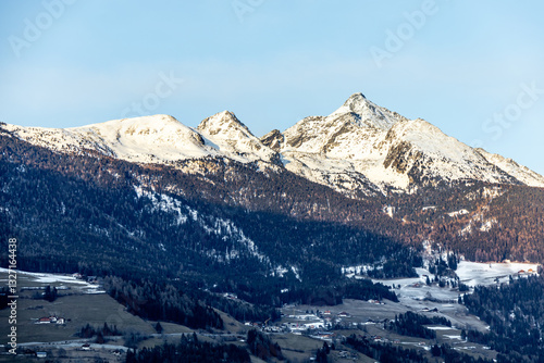 Obraz na płótnie Morgendlicher Start in den neuen Tag bei schönsten Sonnenschein in der Südtiroler Region Sand in Taufers - Südtirol - Italien w salonie