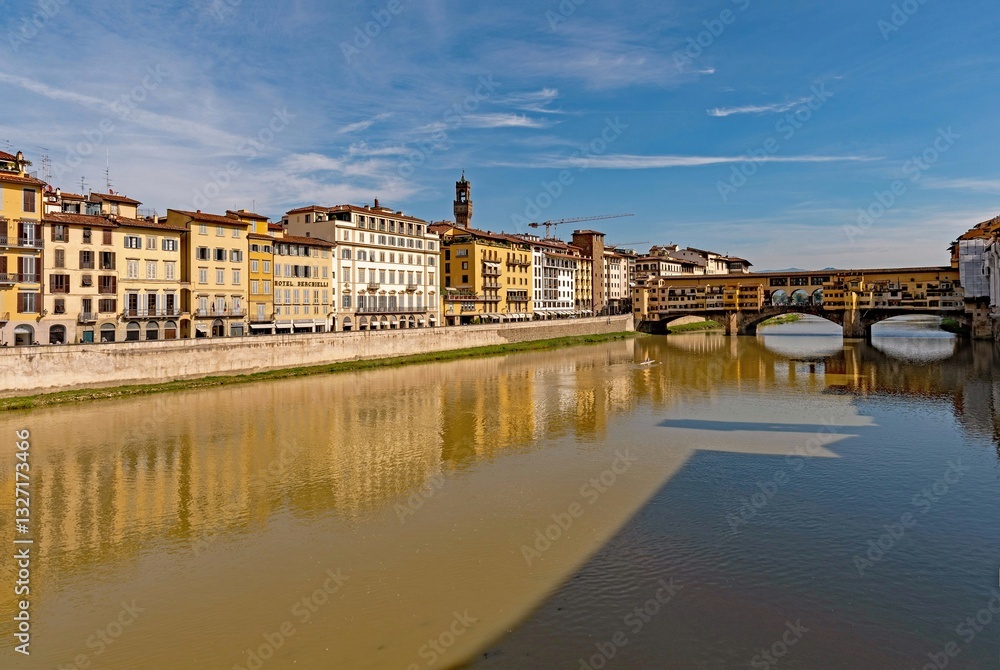 Blick über den Fluß Arno auf die Brücke Ponte Vecchio in Florenz in der Toskana in Italien