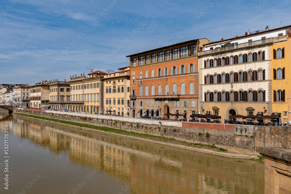 Blick über den Fluß Arno auf die Altstadt von Florenz in der Toskana in Italien