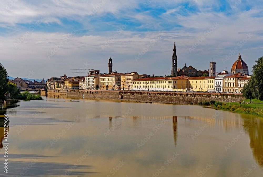 Blick über den Fluß Arno auf die Altstadt von Florenz in der Toskana in Italien