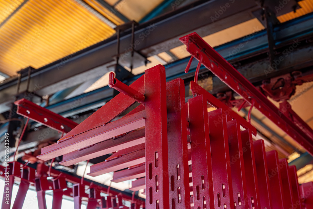 Application de peinture sur un produit en acier dans un atelier industriel, mettant en avant le processus de finition et de protection métallique. Application de peinture sur un produit en acier dans un atelier industriel, mettant en avant le processus de finition et de protection métallique.