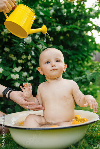 Obraz na płótnie Baby With Water Pouring From Watering Can w salonie