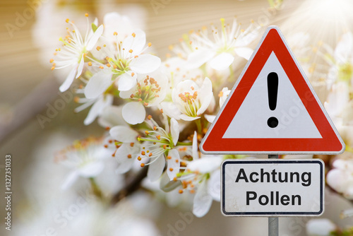 Obraz na płótnie Ein Verkehrsschild warnt vor Pollen, Pollenflug und Allergie im Frühling vor den Blüten im Frühling - FOTOMONTAGE w salonie